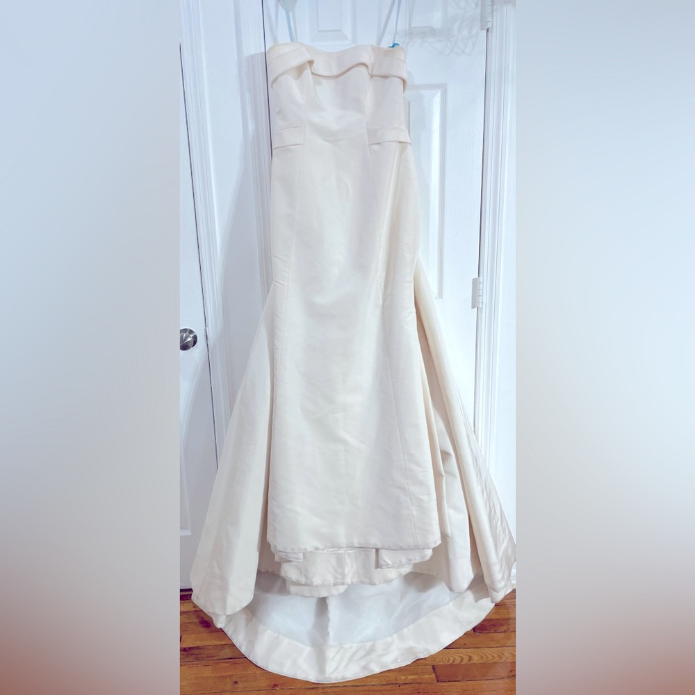 Carolina Herrera Ivory Wedding Dress